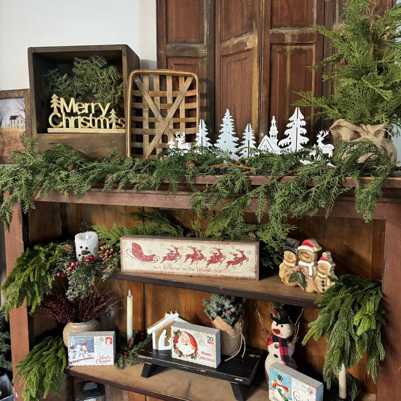 Cedar Garland w/Pinecones