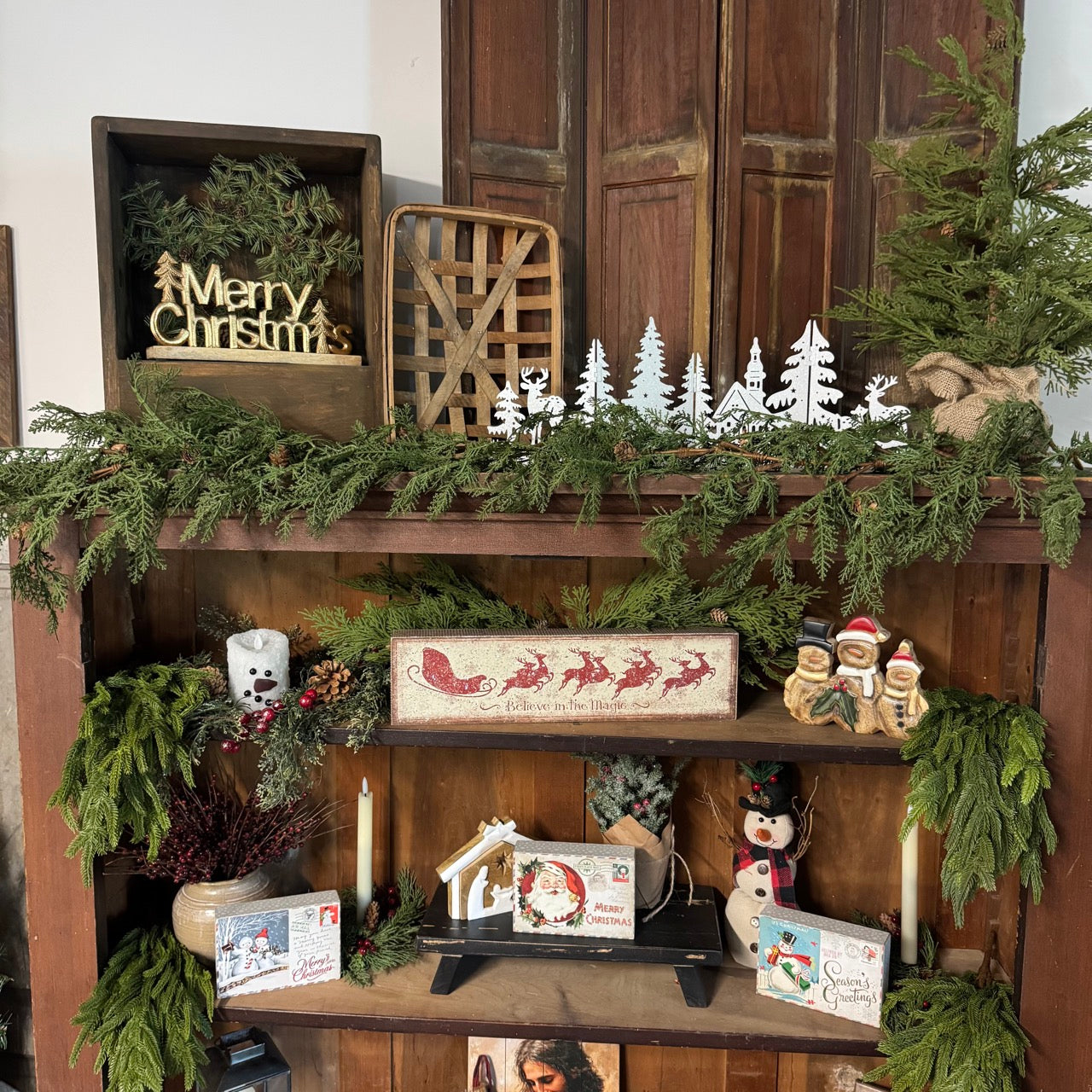 Cedar Garland w/Pinecones