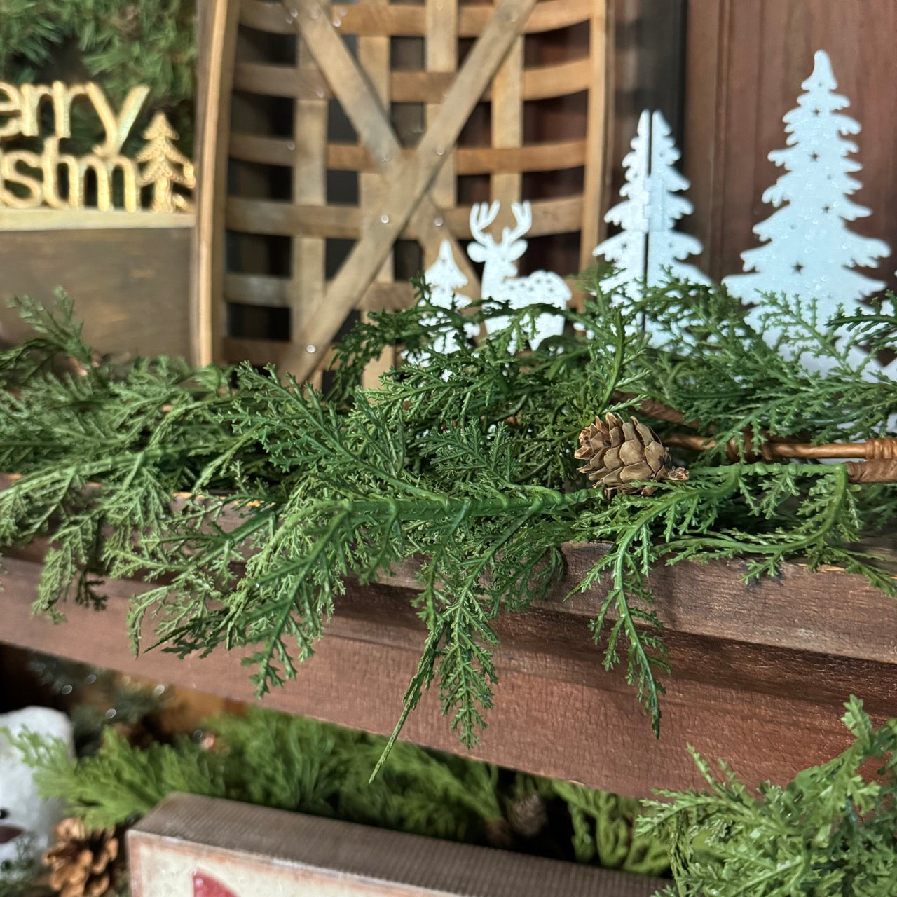 Cedar Garland w/Pinecones