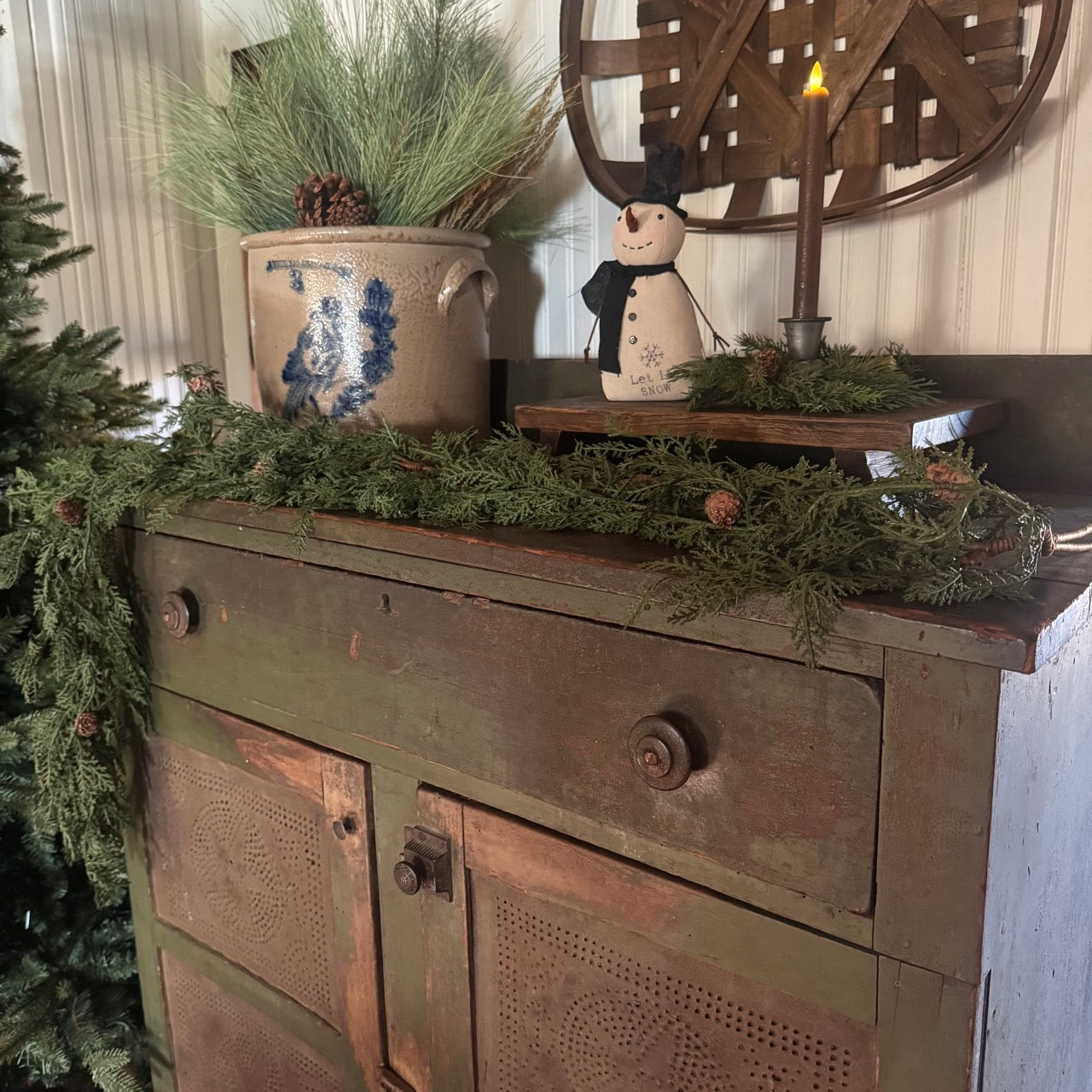 Cedar Garland w/Pinecones