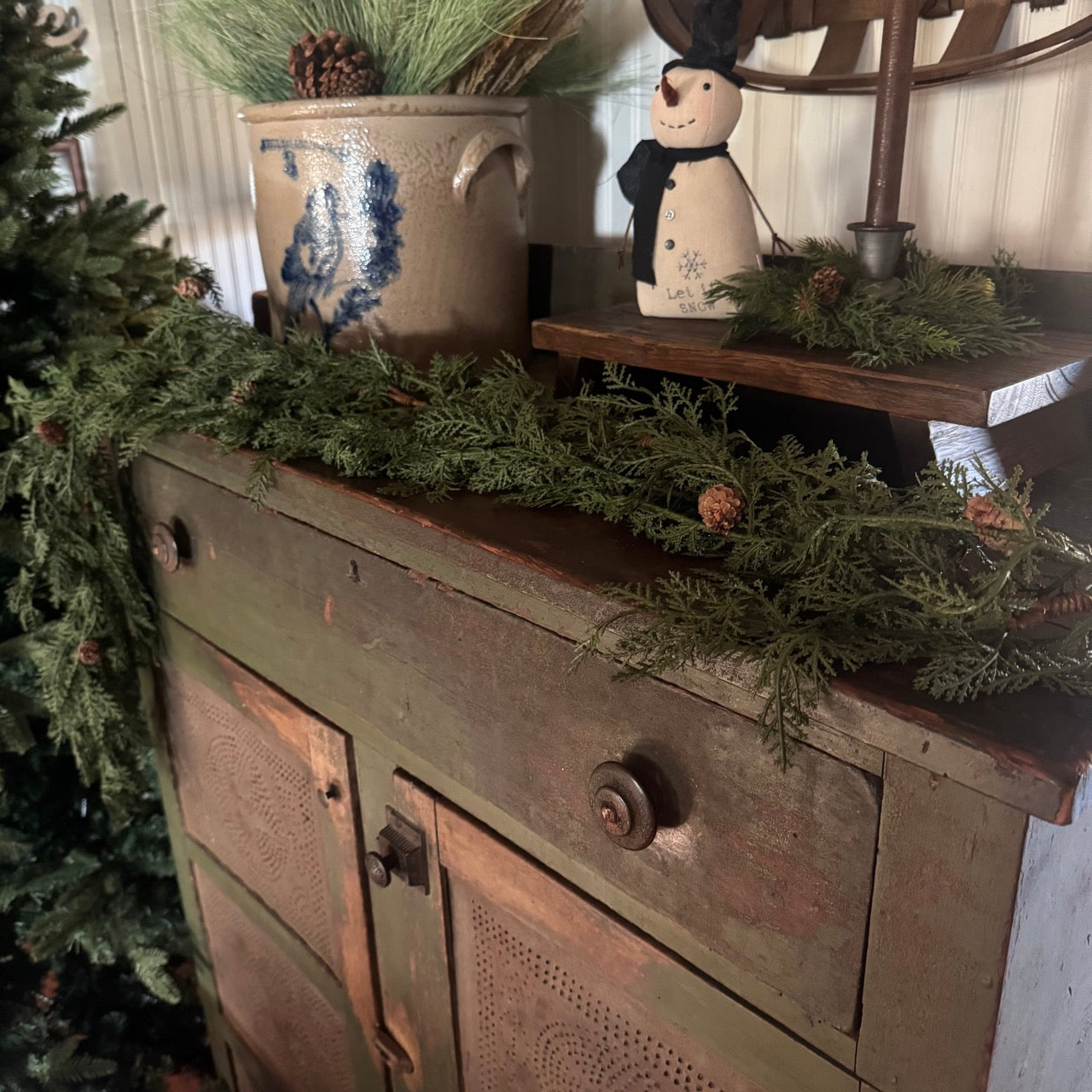 Cedar Garland w/Pinecones