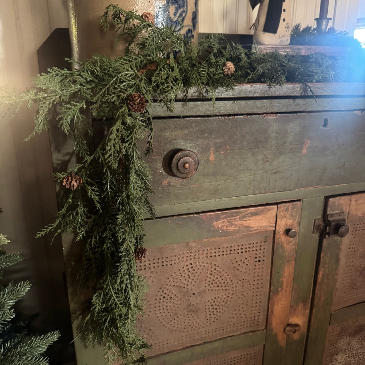 Cedar Garland w/Pinecones