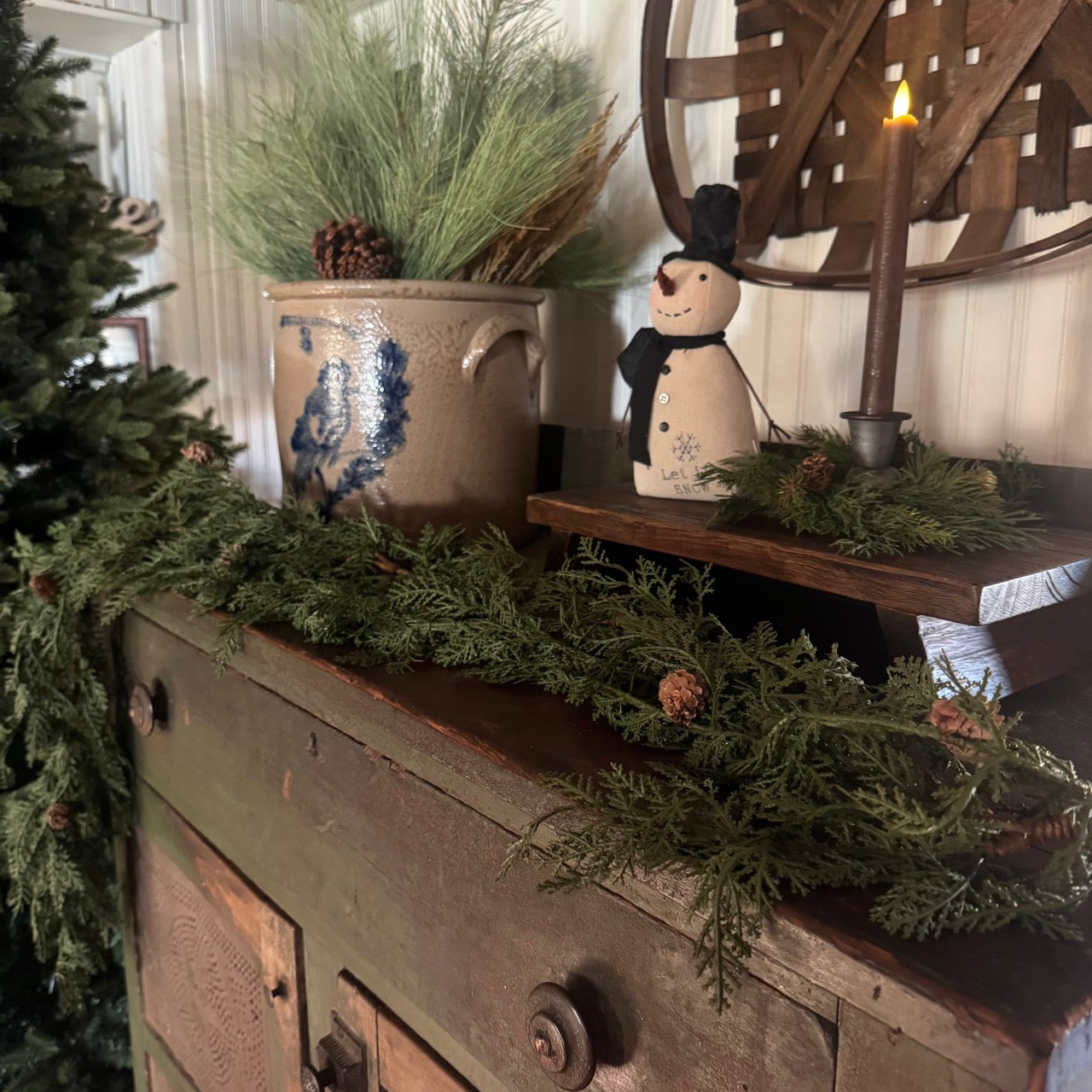 Cedar Garland w/Pinecones